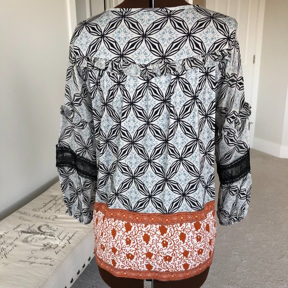 NWOT Floral Top with Ruffles and Lace Trim - Picture 3 of 10